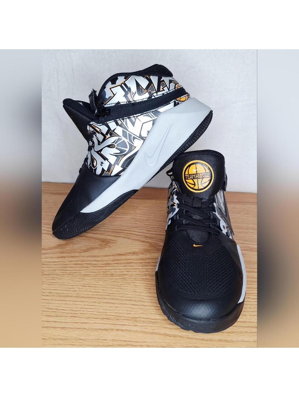 Nike Team Hustle D 9 FlyEase "Graffiti" Basketball Shoes - 6.5Y/5W - EUC
